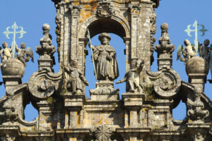 El Camino Francés: Presentación Y Planificación De Etapas 14 Espadaña De La Catedral De Santiago, Con Una Escultura Del Apóstol Como Peregrino