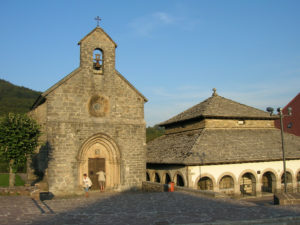 El Camino Francés: Presentación Y Planificación De Etapas 3 Capilla De Santiago Y El Conocido Como &Quot;Silo De Carlomagno&Quot; En Roncesvalles Durante El Camino En Bici