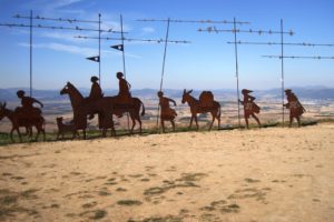 Numento A Los Peregrinos En El Alto Del Perdón. Camino Francés Numento A Los Peregrinos En El Alto Del Perdón. Camino Francés