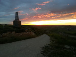 Foto Flick Amanecer En El Alto De Mostelares Con El Cerro De Castrojeriz Abajo A La Derecha | Noleggio Bici &Amp; E-Bike - Cammino Di Santiago Spagna/Portogallo