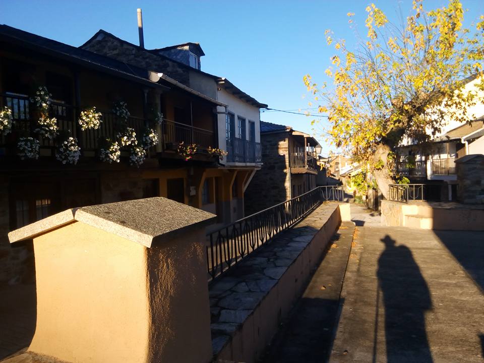 Etapa 10: De Astorga A Ponferrada 5 Calle Principal Del Acebo | Alquiler De Bicicletas Para El Camino De Santiago | Tournride