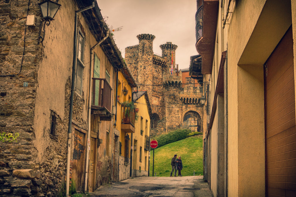 Etapa 10: De Astorga A Ponferrada 18 Barrio Antiguo Ponferrada | Alquiler De Bicicletas Para El Camino De Santiago | Tournride