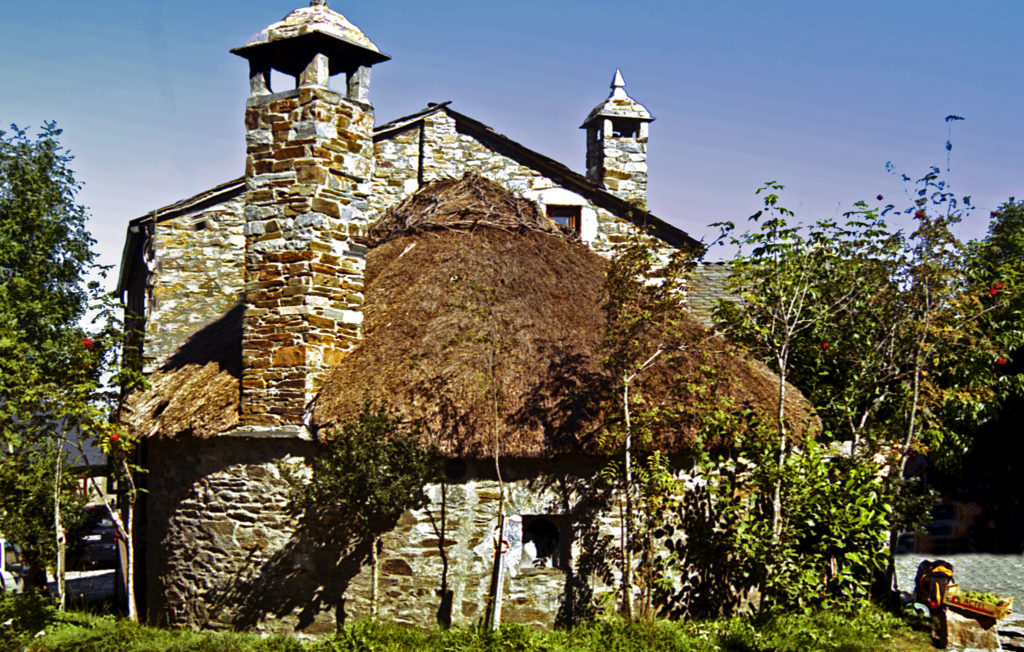 Etapa 11: De Ponferrada A O Cebreiro 5 Palloza Cebreiro | Alquiler De Bicicletas Para El Camino De Santiago | Tournride