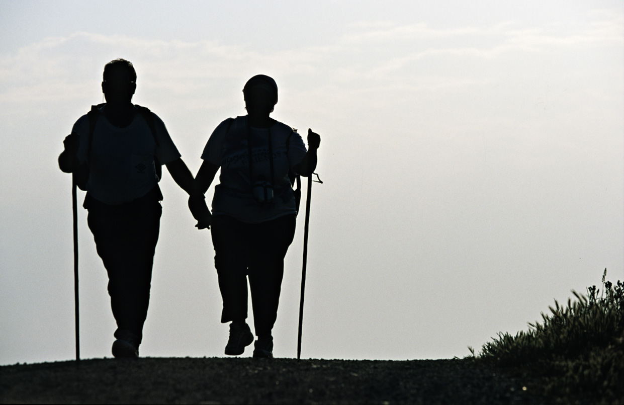 Buen Camino De Checco Zalone: O Caminho De Santiago Real E Como Fazê-Lo De Bike 1 Dois Peregrinos Caminham Juntos Pelo Caminho De Santiago Em Contraluz