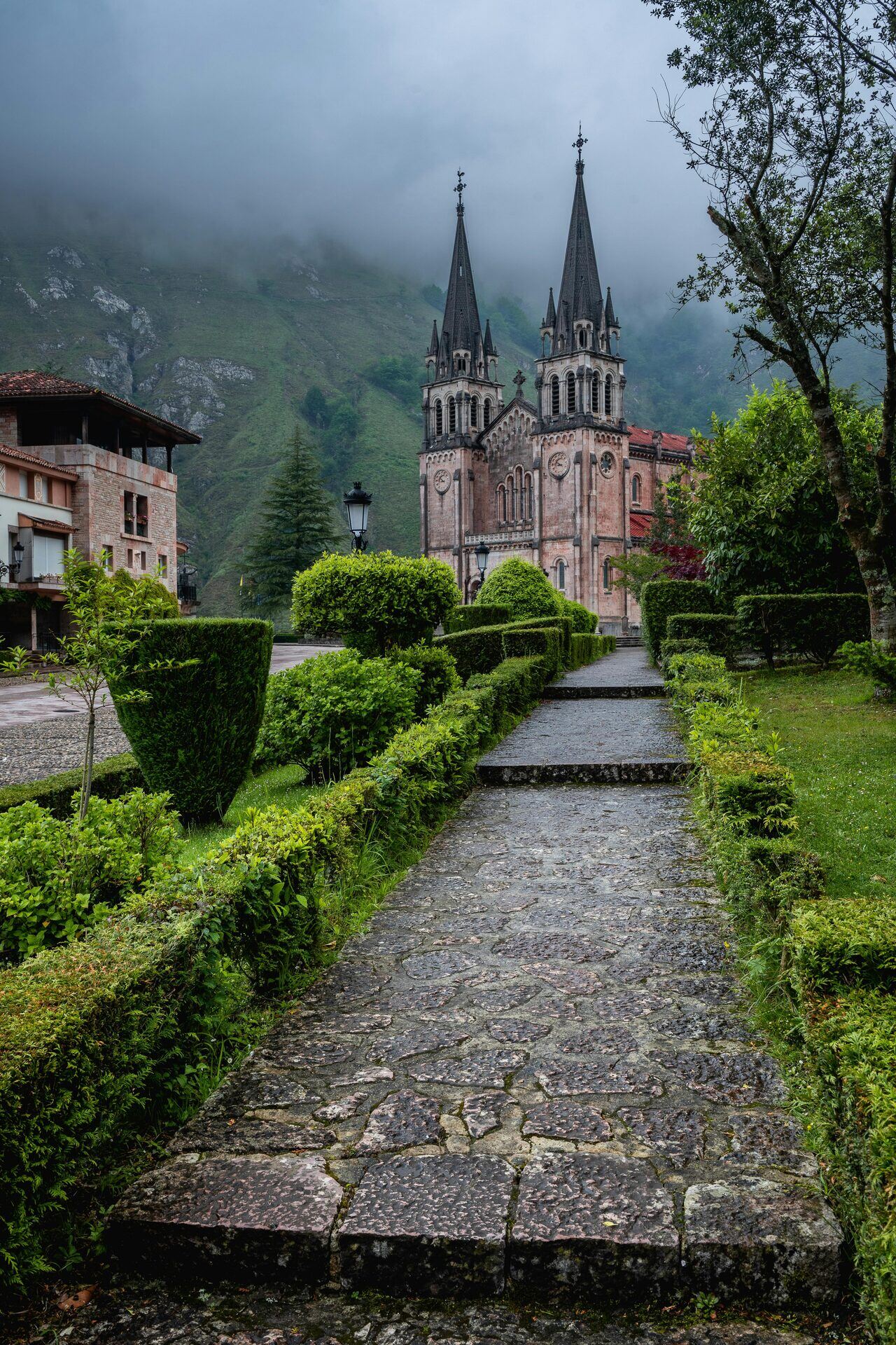 Fare Il Cammino Di Santiago In Bici 3 Santuario Di Covadonga Con I Picos De Europa Nella Nebbia