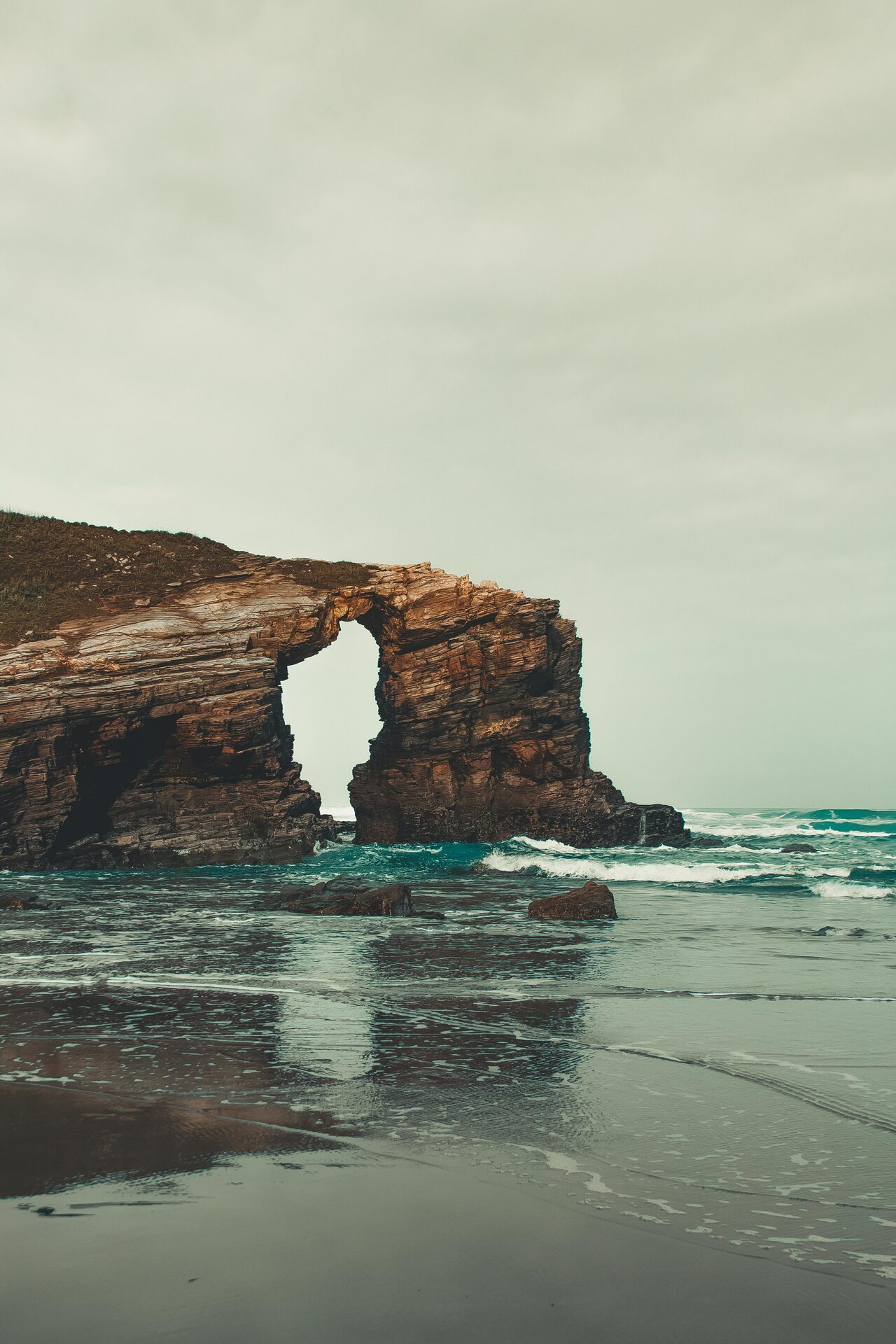 Fare Il Cammino Di Santiago In Bici 2 Arco Di Roccia Della Playa De Las Catedrales Sulla Costa Del Cammino Del Nord