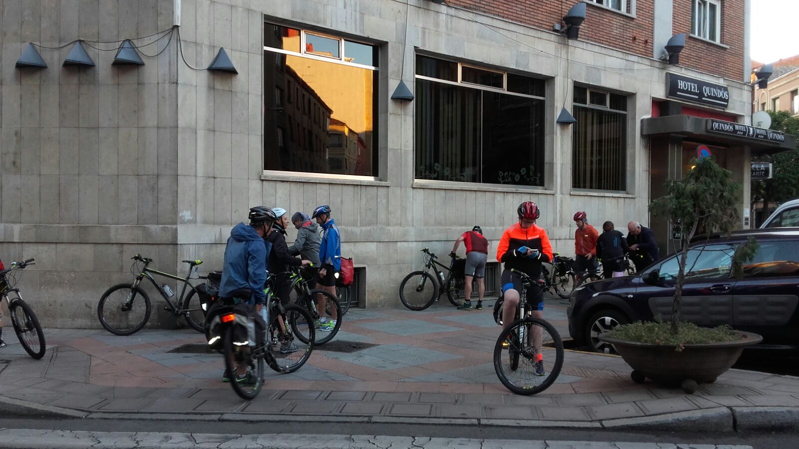 How To Prepare For Your Bike'S Arrival At Your Accommodation (Hassle-Free Delivery) 1 Group Of Cyclists On The Camino De Santiago With Tournride Bikes
